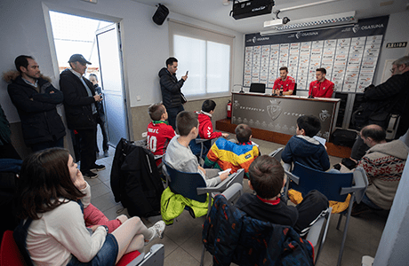 Xisco y Kike Barja se someten a las preguntas de los más pequeños en la rueda de prensa Osasuntxiki